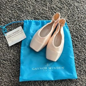 Gaynor Minden Sculpted Fit SC 8.5 Med 4 Box Feather Shank Deep Vamp High Heel